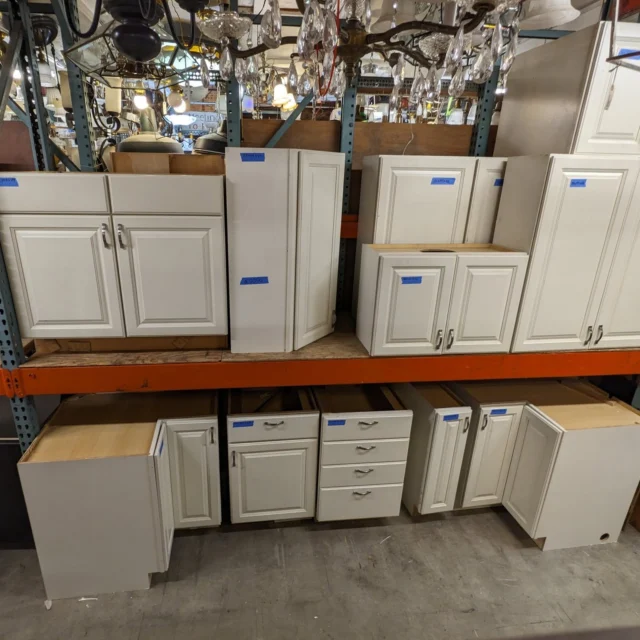 Contemporary cabinet seekers! Our Seattle store currently has this classic white raised panel 13-piece cabinet set on display and it's a real looker. Features plywood boxes and all the hardware is soft-closing. The set is in great shape overall. The only damage is on some of the backs of the cabinet boxes, which would easily hidden after installing. Zoom in on photos to see individual measurements or stop on by today!SeattleID: 94310$2500You can place a 24 hour hold on this item by calling (206) 624-4510 and requesting a hold on item ID 94310#Cabinet #ModernCabinetSet #ContemporaryCabinets #CabinetSet #Cabinets #Plywood #RaisedPanel #DealsonCabinets #KitchenReno #KitchenRemodel #OfficeRemodel #KitchenRenovation #Contractors #DIY #HomeDIY #DIYRemodel  #Seattle #Earthwise #Salvage
