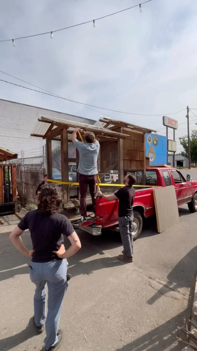 It’s always fun when we get to document a large salvaged item’s journey to and from Earthwise! This remarkable and massive custom-made chicken coop came to us from a private home and is now off to its second life with a whole new flock of chickens. Great job on the load out, folks! Give our best to the chickens 🐓 #Salvage #Reuse #Chickens #ChickenCoop #Coop #UrbanFarm #UrbanFarming #Poultry #Recycling #YardandGarden #Farming #HobbyFarms #Seattle #Tacoma #Aberdeen #Kenmore #Earthwise