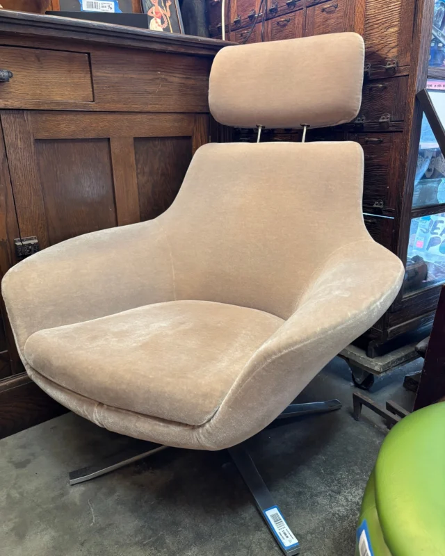 PRICE DROP! These glorious Coalesse brand Bob Lounge chairs were previously $1250 each, now you can score the PAIR of them for only $1990! These incredibly comfortable chairs are well-made with a modern aesthetic (some might say sci-fi/Star Trek-adjacent perhaps). Features adjustable head rests, long sturdy silver legs, and the chairs also swivel smoothly. The head rest cover can zip-off to clean, but cushion is fixed on. There is a black makers mark/tag on the side. Retailing at nearly $3000 each brand new, these certainly live up to the luxury price tag, but you can snag an even crazier good deal on these high-design chillers at Earthwise Seattle right now!Measures 35"W x 41"H x 33"DSeattleID: 93236$1,990 for pair of identical chairsYou can place a 24 hour hold on this item by calling (206) 624-4510 and requesting a hold on item ID 93236#Coalesse #BobLoungeChair #CoalesseBobChairs #DesignerChairs #Furniture #DesignerFurniture #Aesthetic #AestheticVibes #VintageVibes #RetroVibes #Vintage #Retro #Lounge #StarTrek #CaptainsLog #SciFi #1970s #70sSciFi #MatchingChairs #PairofChairs